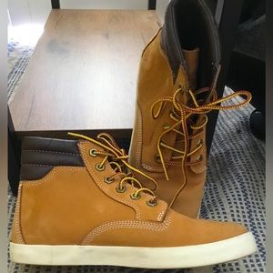 Timberland Women’s Dausette Sneaker Boots sz 7. Excellent condition
